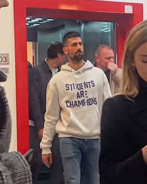 Djokovic avec son sweat-shirt en soutien aux étudiants qui ont lancé les manifestations.