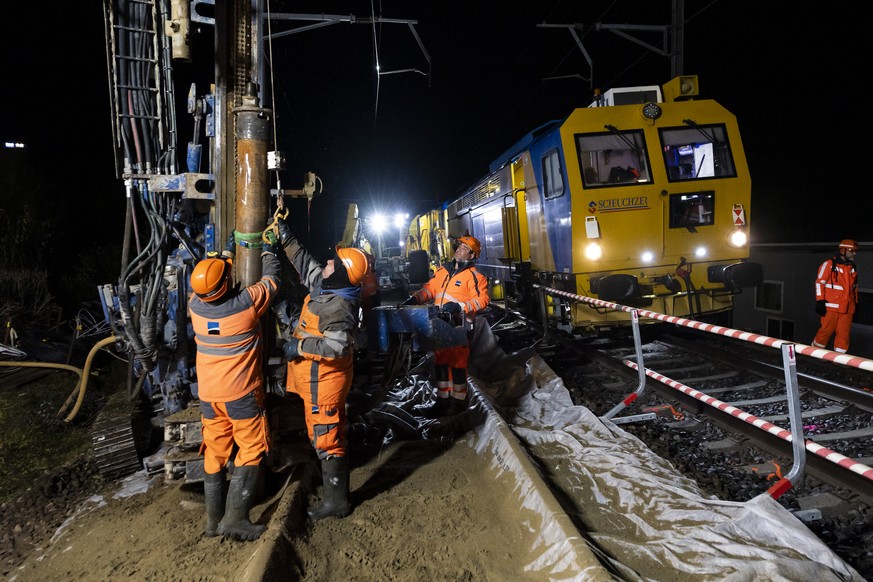 Des ouvriers font un forage pour preparer le terrain d'un eventuel pont a l'emplacement du trou sur la ligne CFF/SBB entre Lausanne et Geneve suite a un affaissement survenu en bordure de vo ...