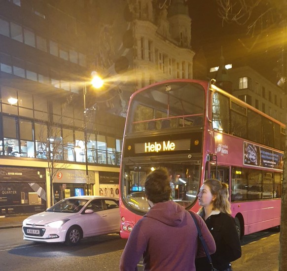 Bus mit der Anzeige Help Me