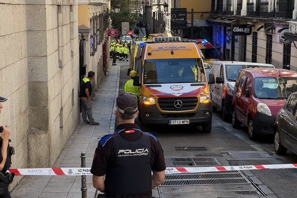 epa12437072 Emergency services are seen in the surroundings of the area where the concrete slab of a building in reparation has collapsed in downtown Madrid, Spain, 07 October 2025. At least three peo ...