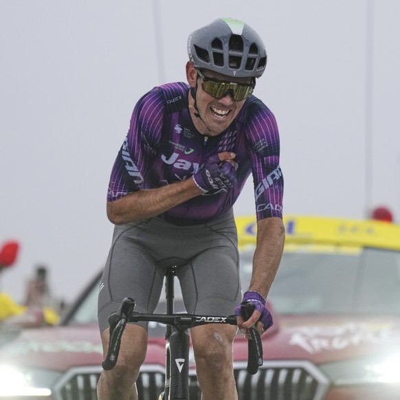 Ben O&#039;Connor s&#039;impose dans la grisaille au sommet du col de la Loze