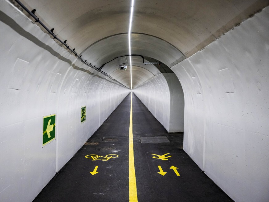 La galerie de fuite du tunnel de La Clusette peut être empruntée par les piétons et les cyclistes.