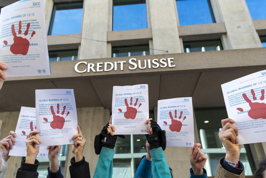 Huit militants du climat inculpés pour avoir bloqué une banque