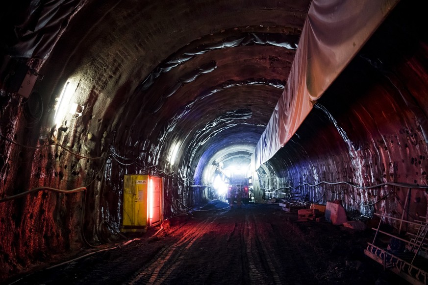 Des ouvriers travaillent dans le tunnel de Riedberg (TURI) lors d&amp;#039;une visite du chantier de l&amp;#039;autoroute A9 en construction ce jeudi 23 aout 2018 a Gampel-Steg dans le Haut-Valais. (K ...