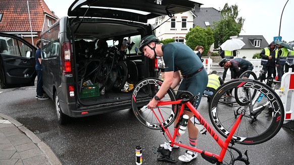 Des athlètes ont dû réparer leur vélo en pleine course.