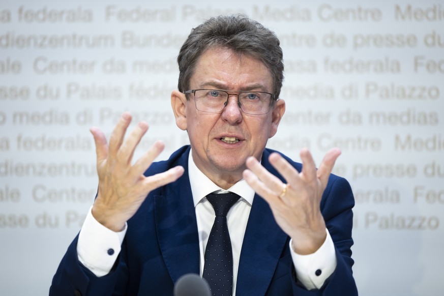 Bundesrat Albert Roesti spricht waehrend einer Medienkonferenz zur Abstimmung ueber den &quot;Bundesbeschluss ueber den Ausbauschritt 2023 fuer die Nationalstrassen&quot;, am Donnerstag, 10. Oktober 2 ...