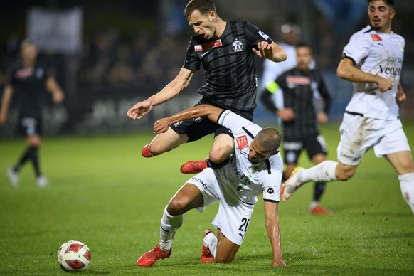 Le defenseur zuerichois Nikola Boranijasevic, gauche, lutte pour le ballon avec le milieu yverdonnois Adniellyson Silva, droite, lors de la rencontre 1/8 de finale de Coupe Suisse de football entre le ...