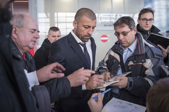 Walter Samuel of Switzerland&#039;s FC Basel 1893 signs autographs on his arrival at the airport in Poznan, Poland, on Wednesday, December 9, 2015. Switzerland&#039;s FC Basel 1893 is scheduled to pla ...