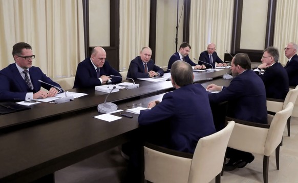 Kirill Androsov (à gauche) aux côtés du premier ministre russe Mikhaïl Michoustine et du président Vladimir Poutine (11 mars 2020).