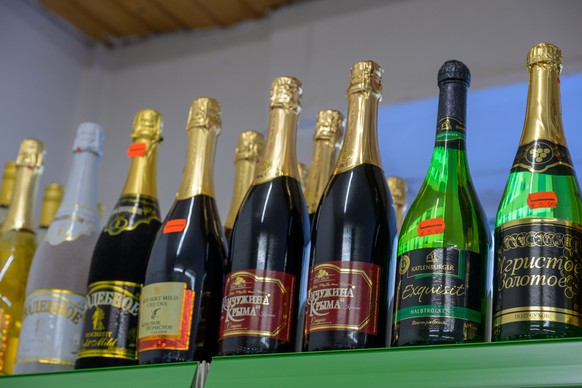 RECORD DATE NOT STATED Olga Blank und ihr Laden Berjoska ** NUR FÜR REDAKTIONELLE ZWECKE ** EDITORIAL USE ONLY **Krimsekt und andere Alkoholika werden am Donnerstag, 09.10.2025, im Laden Berjoska in H ...