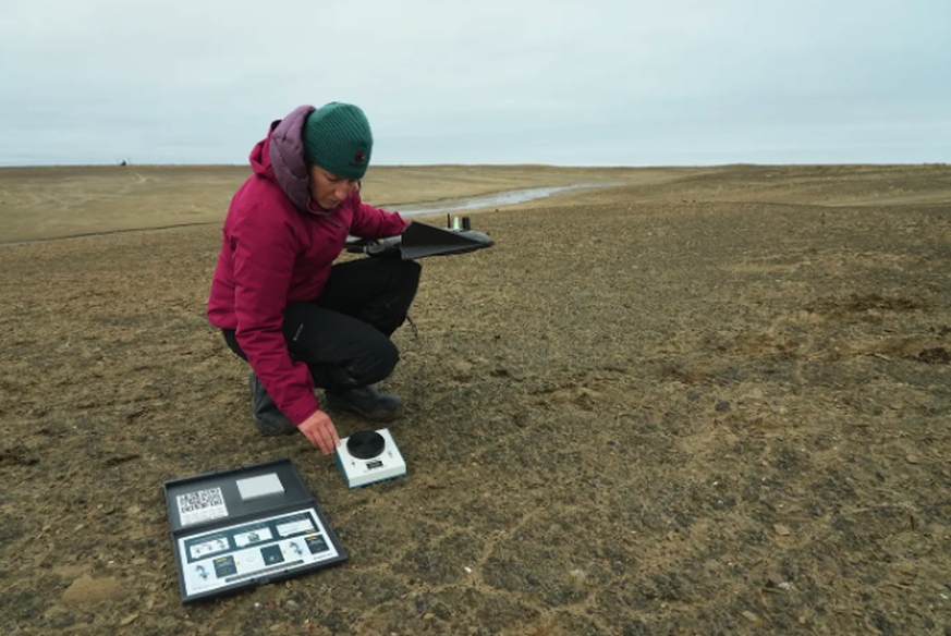 Recherche dans l&#039;immensité de la toundra russe la professeure Gabriela Schaepman-Strub prépare un drone de recherche pour un vol.