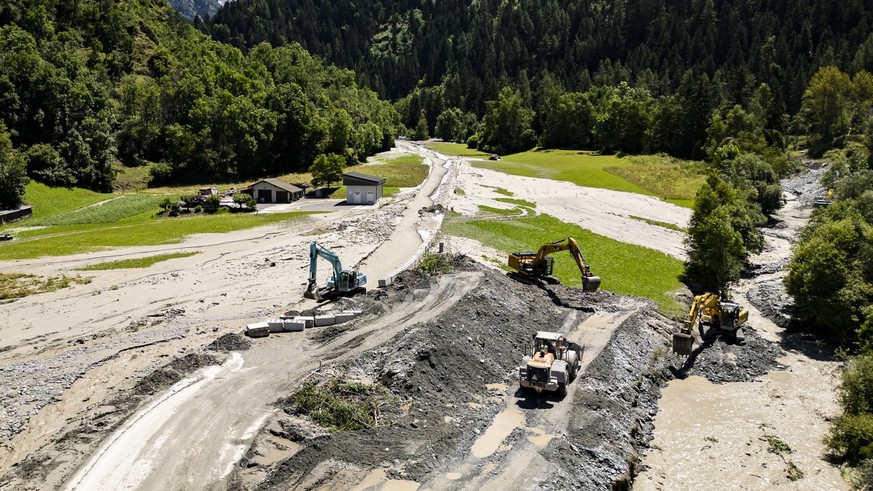 Une vue aerienne montre des ouvriers avec des pelleteuses travaillant sur la coulee de lave torrentielle provenant du torrent du Fregnoley a cote de la riviere la Dranse de Bagnes le jeudi 4 juillet 2 ...