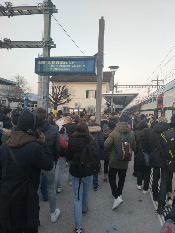 Les voyageurs des trains entre Lausanne et Genève ont dû descendre à la gare de Gland lundi 7 mars.