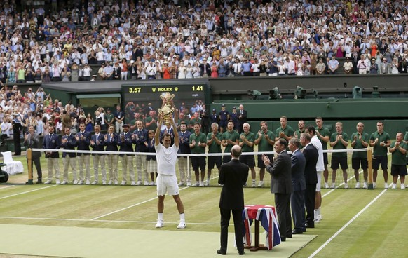 Federer a soulevé le trophée pour la dernière fois en 2017 après sa victoire contre Cilic.