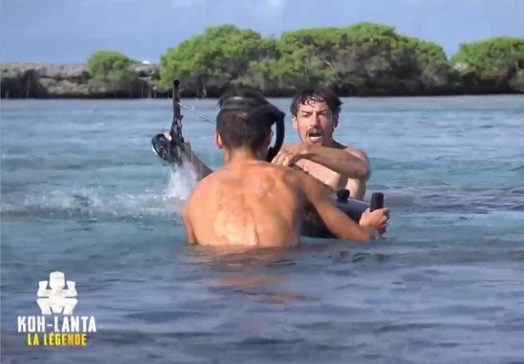 Je rigole. Il a balancé son tuba à l'eau.