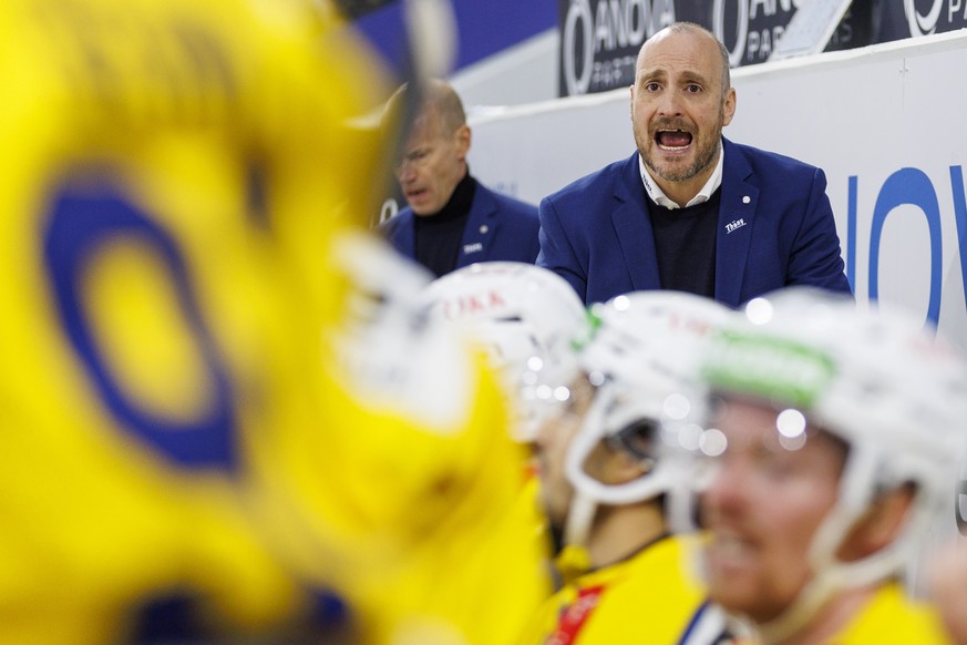 HC Davos Cheftrainer Christian Wohlwend waehrend dem Eishockey-Meisterschaftsspiel der National League zwischen dem EHC Kloten und dem HC Davos am Sonntag, 30. Oktober 2022, in Kloten. (KEYSTONE/Patri ...