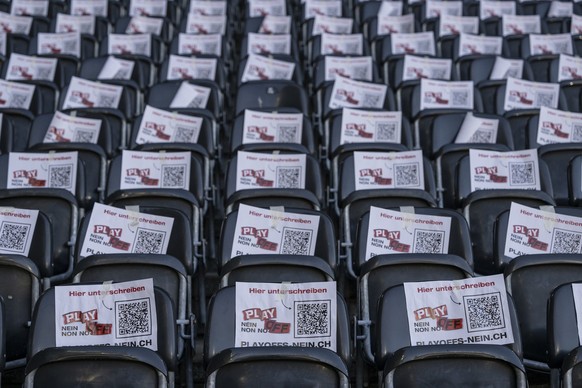 Transparente die auf eine Petition gegen die geplanten Fussball Playoffs hinweisen, schuecken die Sitzplaetze vor dem Fussball Meisterschaftsspiel der Super League zwischen dem BSC Young Boys und dem  ...