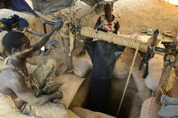 Une mine d'or artisanale au Burkina Faso, où les enfants sont souvent impliqués.