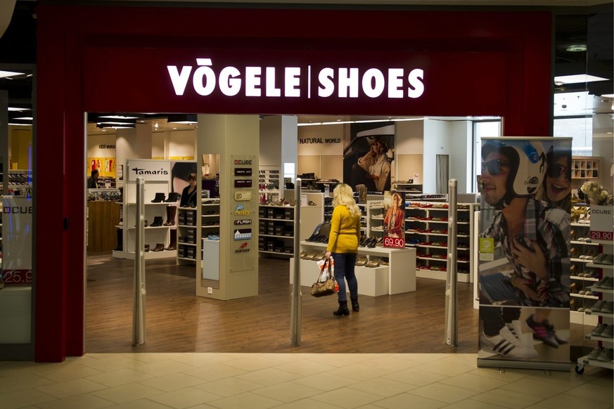 ARCHIV --- ZUR EINSTELLUNG DER GESCHAEFTSTAETIGKEIT VON VOEGELE SHOES, STELLEN WIR IHNEN FOLGENDES BILDMATERIAL ZUR VERFUEGUNG --- Das Schuhgeschaeft &quot;Voegele Shoes&quot; im Seedamm Center am Die ...