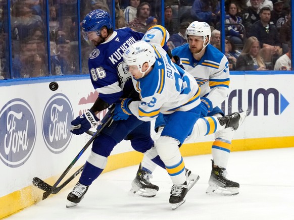 Le Zurichois PIus Suter (au centre) n'a pas pu célébrer de victoire pour son 400e match de saison régulière de NHL.