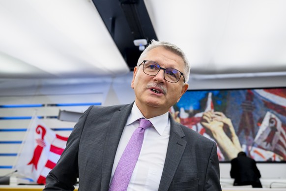 Charles Juillard, candidat du Jura pour le Conseil des Etats, Le Centre, reagit dans la salle du Parlement jurassien lors des elections federales du Conseil national et du Conseil des Etats le dimanch ...