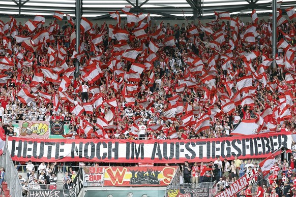 06.05.2023, Bayern, Augsburg: Fu�ball: Bundesliga, FC Augsburg - 1. FC Union Berlin, 31. Spieltag, WWK-Arena. Die Fans von Union Berlin schwenken rot-wei�-rote Fahnen. Foto: Daniel L�b/dpa - WICHTIGER ...