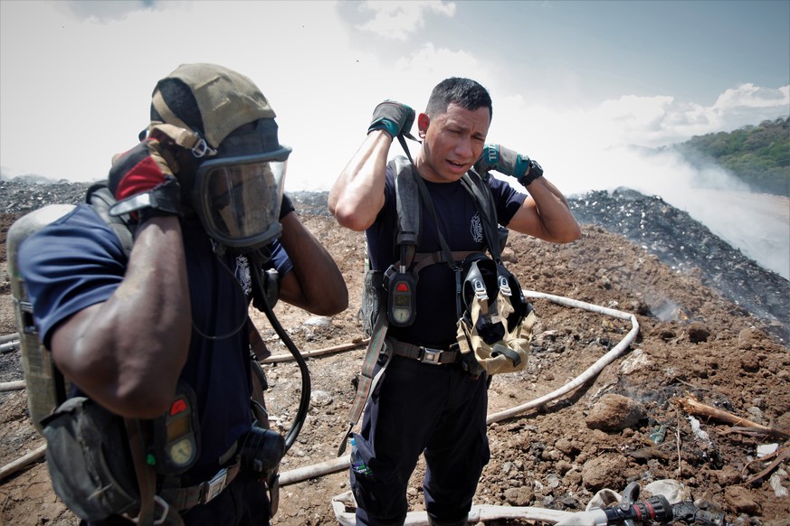 Les pompiers en plein travail dans la plus grande décharge du pays, considérée comme une catastrophe environnementale.