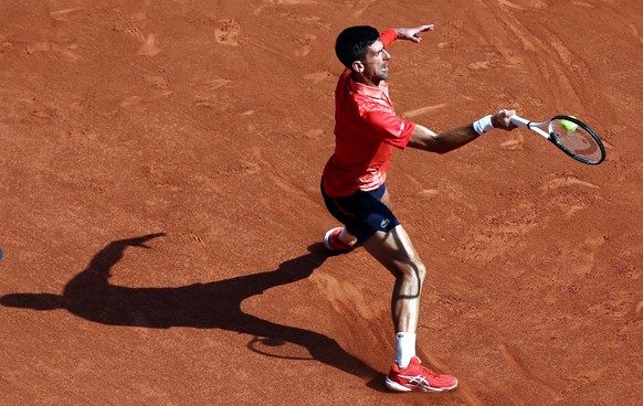 epa10676235 Novak Djokovic of Serbia plays Karen Khachanov of Russia in their Men&#039;s quarterfinal match during the French Open Grand Slam tennis tournament at Roland Garros in Paris, France, 06 Ju ...