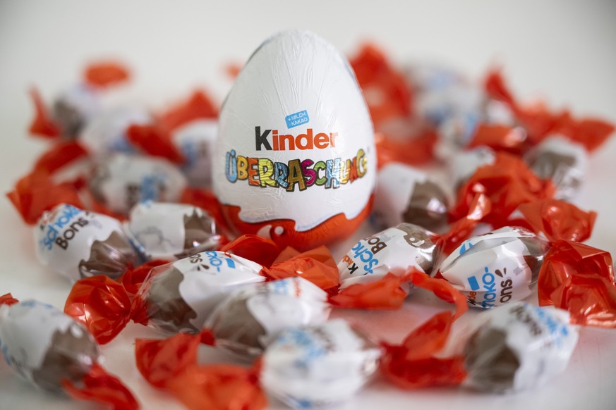 Kinder Ueberraschungs-Eier und Schoko-Bons von Ferrero, am Donnerstag, 14. April 2022, in Zuerich. Ausgerechnet auf das ansonsten lukrative Ostergeschaeft hin muss der Suesswarenhersteller Ferrero zah ...