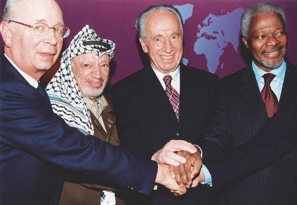 Der Optimismus wich der Ernüchterung: Nahost-Gipfel in Davos im Januar 2001, von links: WEF-Gründer Klaus Schwab, Palästinenserführer Yassir Arafat, Israels Präsident Shimon Peres und UNO-Generalsekre ...
