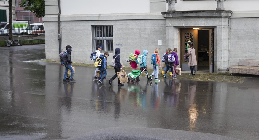 Ein Klasse betritt das Schulhaus, am Tag der Wiedereroeffnung der Lorraineschule, am Montag, 11. Mai 2020 in Bern. Die Schulen wurden nach Ausbruch der Pandemie des Coronavirus, Covid-19 am 16. Maerz  ...