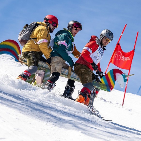La course a dû être très longue pour ce trio!