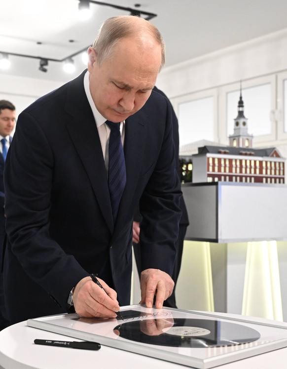 Russia: Russia s President Putin on working visit to Kaliningrad Region RUSSIA, KALININGRAD - JANUARY 25, 2024: Russia s President Vladimir Putin signs a guestbook at Immanuel Kant Baltic Federal Univ ...