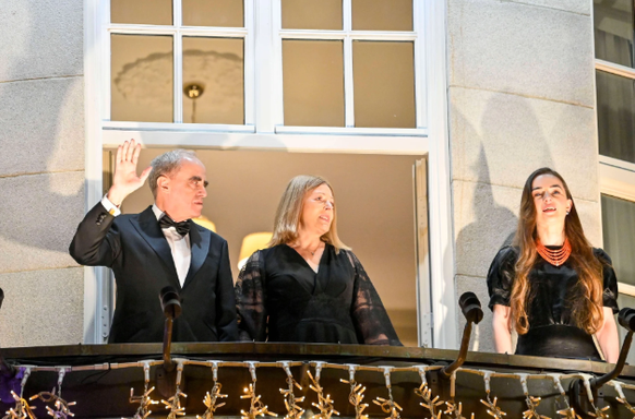 Gemeinsame Gewinner: Matwijtschuk (rechts) mit Jan Ratchynsky von der russischen Menschenrechtsorganisation Memorial und Natalia Pinchuk, die stellvertretend für ihren Ehemann Ales Bjaljazki den Nobel ...