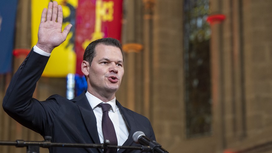 Le conseiller d&#039;Etat genevois, Pierre Maudet, prete serment en levant le bras, lors de la Prestation de serment du Conseil d&#039;Etat a la cathedrale Saint-Pierre, ce mercredi 31 mai 2023 a Gene ...