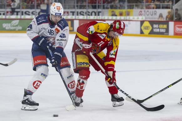 Biels Jerome Bachofner, rechts, im Duell mit Zuerichs Dean Kukan im zweiten Eishockey Playoff Viertelfinal Spiel der National League zwischen dem EHC Biel und den ZSC Lions, am Montag, 18. Maerz 2024, ...