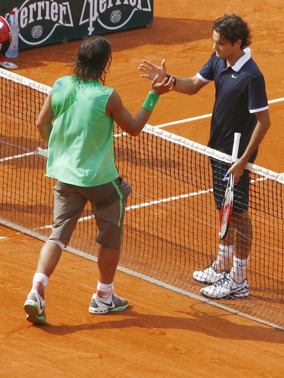Spain&#039;s Rafael Nadal, left, shakes hands with Switzerland&#039;s Roger Federer during the men&#039;s final at the French Open tennis tournament in Paris on Sunday June 8, 2008. (AP Photo/David Vi ...