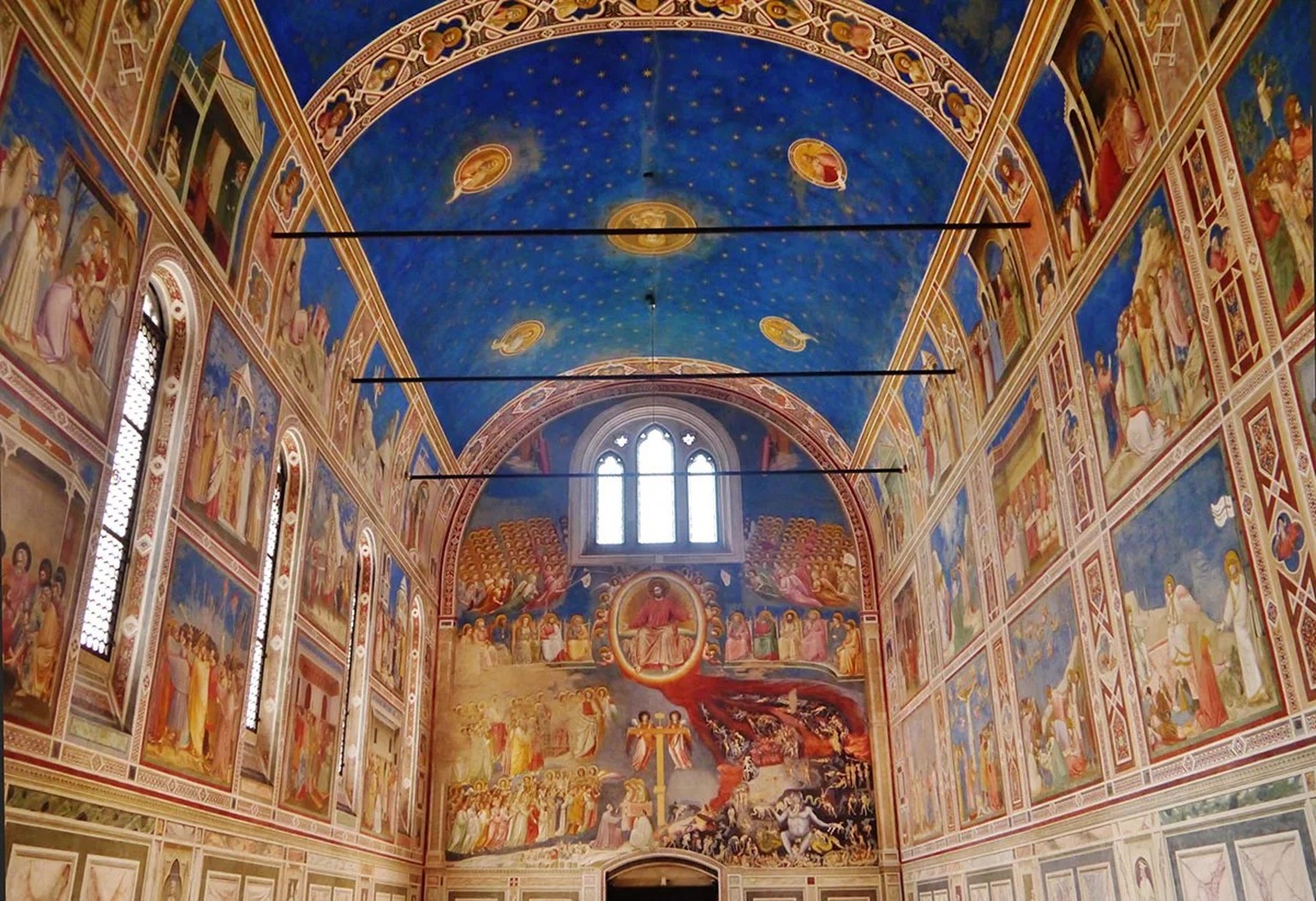 Plusieurs siècles ont passé et le bleu continue à illuminer le plafond de la chapelle des Scrovegni. Giotti a appliqué cette peinture à base de lapis-lazuli entre 1303 et 1305.
https://commons.wikimed ...