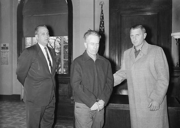 Ed Gein (au milieu) avec ses deux avocats.