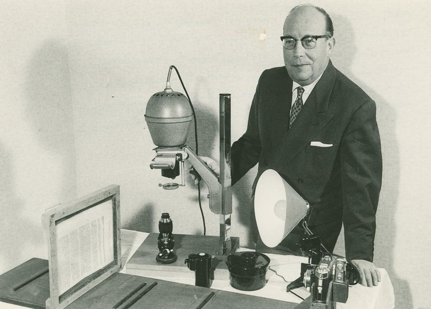 Otto Pünter posant devant un dispositif de microphotographie qu’il utilisait pendant la Seconde Guerre mondiale pour faire passer des informations top secret.