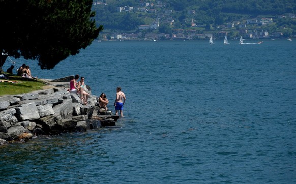 Personen vergnuegen am Ufer des Langensees (Lago Maggiore) bei Muralto TI, am Samstag, 7. Juni 2014. (KEYSTONE/Ti-Press/Samuel Golay)