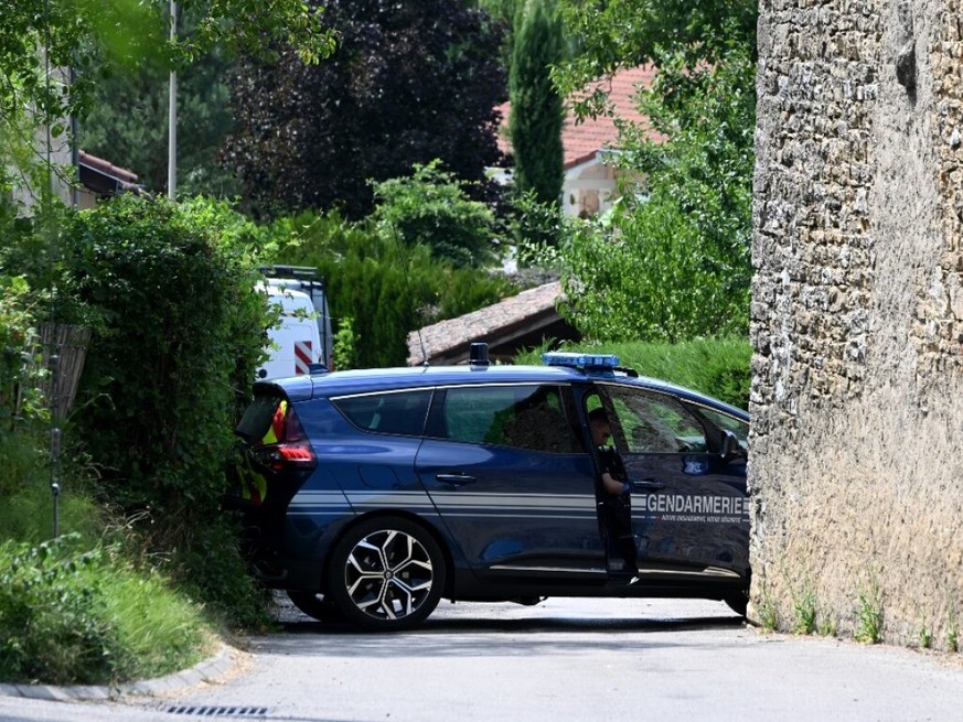 En pénétrant dans le logement, secours et gendarmes ont découvert le couple assis côté à côte sur le canapé du salon, devant la télévision allumée (image d&#039;illustration).