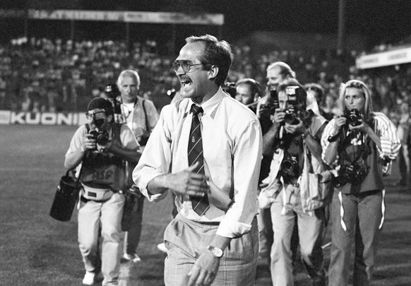 Fotografen machen waehrend des Laenderspiels Schweiz-Brasilien am 21. Juni 1989 im St. Jakob Stadion in Basel Aufnahmen von Uli Stielike, dem Coach der Schweizer Fussballnationalmannschaft. Die Schwei ...