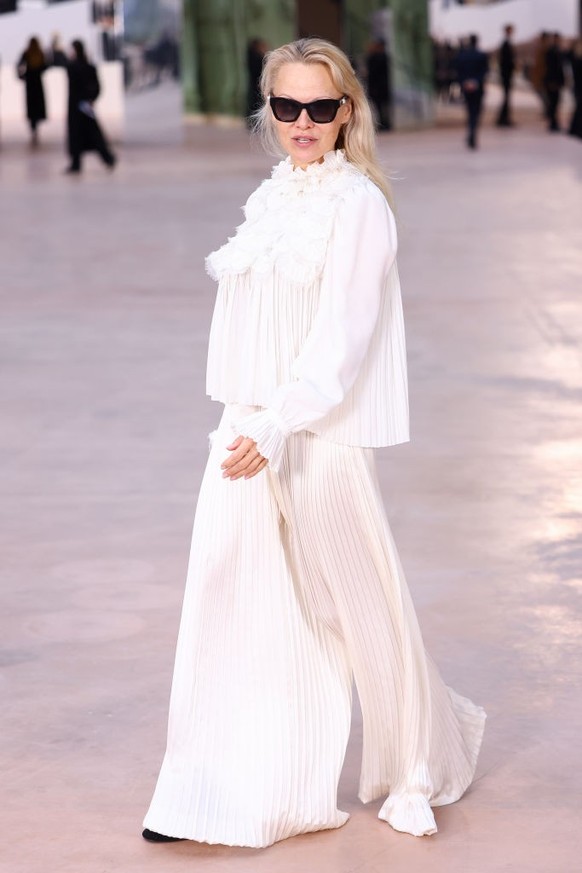 Pamela Anderson au défilé Chanel Haute Couture Spring-Summer 2025