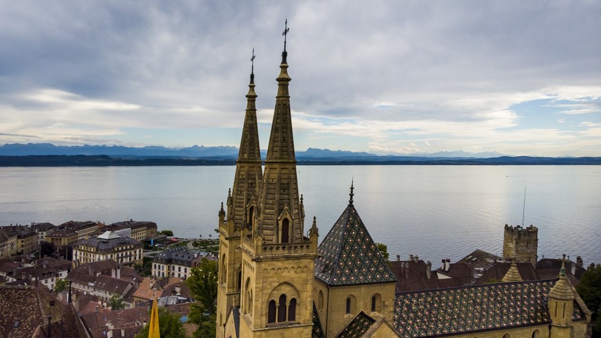 Une personne hisse sur le toit du Grand Conseil, entre La Collegiale et le Chateau, un drapeau jaune symbolisant une hausse des contaminations dans le canton de Neuchatel lors de la pandemie de Corona ...