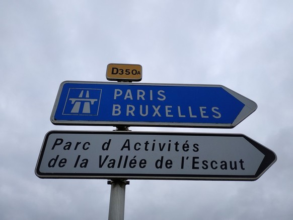 Ein Strassenschild/Wegweiser, welches den Weg nach Paris (Frankreich) anzeigt.