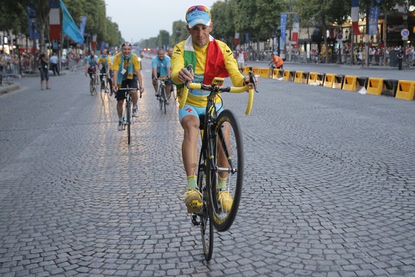2014 Tour de France cycling race winner Italy&#039;s Vincenzo Nibali pulls a wheelie during the team parade of the Tour de France cycling race in Paris, France, Sunday, July 27, 2014. (AP Photo/Christ ...