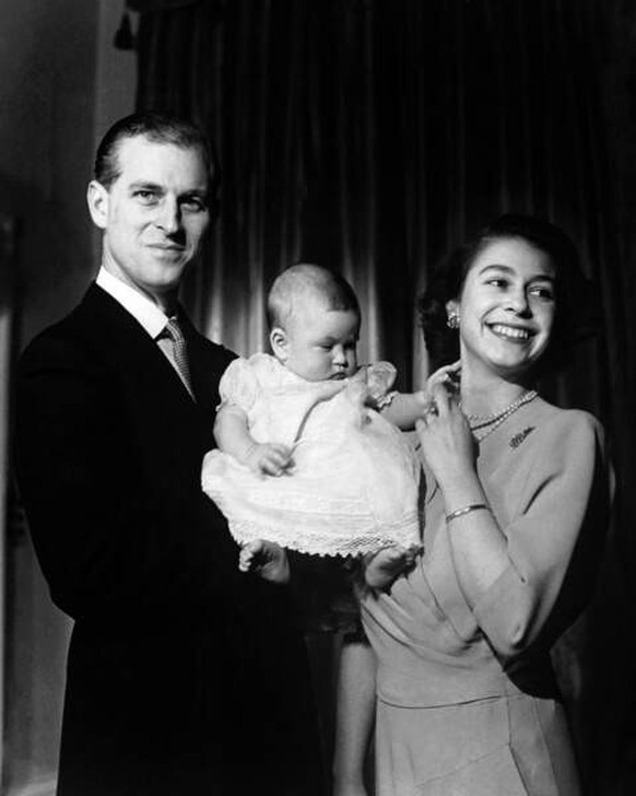 Princess Elizabeth and the Duke of Edinburgh hold their first child Prince Charles, aged 6 months. Photo by PA Photos/ABACACAPRESS.COM &lt;motCle99&gt; Elizabeth II Queen Elisabeth II Elisabeth II Rei ...
