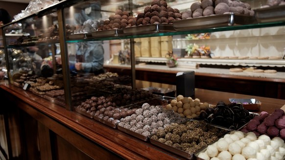 Watson est allé visiter la chocolaterie Blondel, à Lausanne, pour voir comment ils se préparaient pour Pâques.
