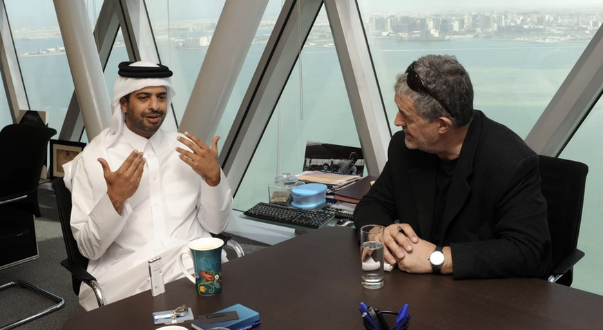 Klaus Zaugg, ici avec le ministre des sports qatari, s'immerge totalement dans les discussions avec ses interlocuteurs.